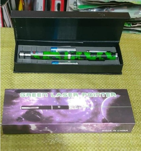 High Power Green Laser Pointer with Battery – Long Range Beam, Metal Body, Visible in Daylight & Night – for Astronomy, Presentations, Hiking & Outdoor Use